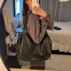 Väska - Från Carin Wester. Carin Wester lappen i väskan har lossnat i ena hörnet men inget som inte går att laga. I övrigt superfint skick 🥰