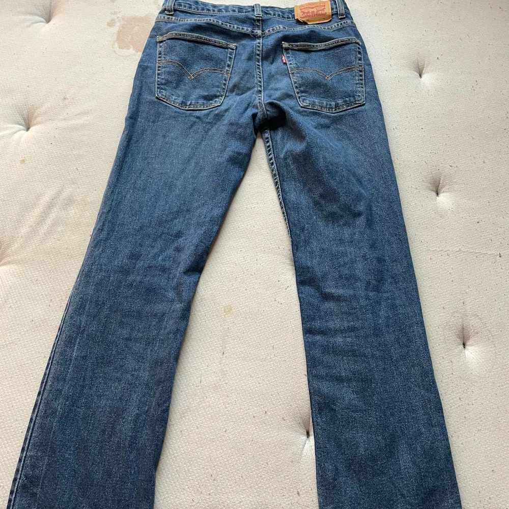 Säljer Levis 551z authentic straight jeans köpta på kids brand store för cirka 2 år sedan säljer för att dom inte passar mig så bra längre, lite sönder vid lappen på baksidan men inte mycket. Jeans & Byxor.