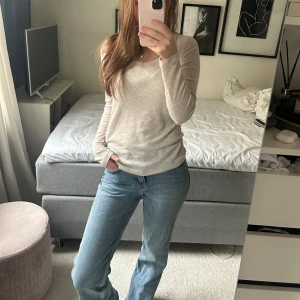 Ljusblå utsvängda jeans💕 - Jättefina utsvängda, midrise jeans från hm. Köpte för ungefär 2 år sedan men har nästan aldrig använt dom. Storlek 34 men passar också en med 36💕jag är 1,64