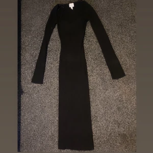 ribbad klänning H&M - Hej säljer en fin klänning som passar bra nu i vår.🤍 Inget fel på den nästan som ny