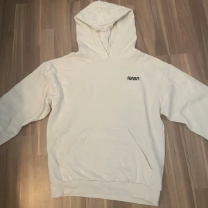 Vit hoodie - Mycket bra skick, från h&m storlek 170 men jag använde den och har S/M