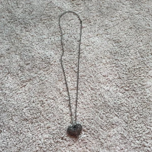 Halsband - Långt halsband med ett hjärta längst ner🩷ca 70cm omkrets