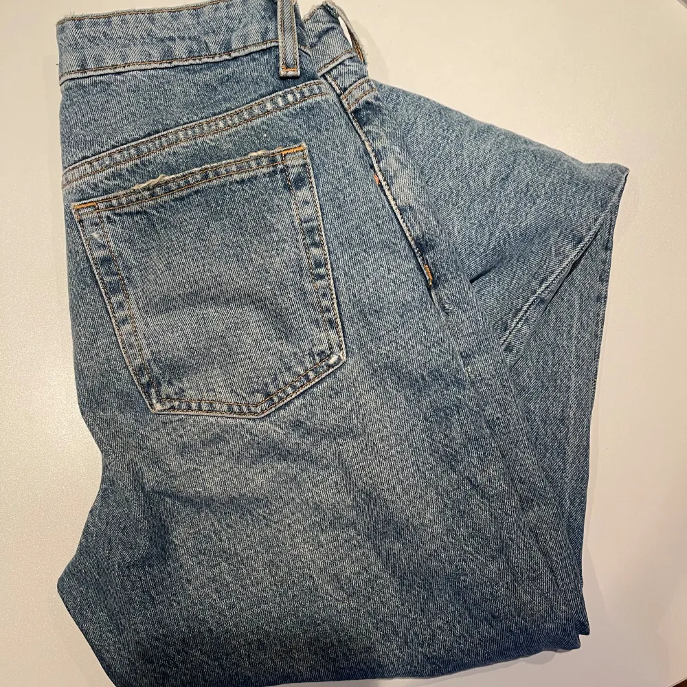 Jeans från Zara med snygga hål på knäna! Använda men i bra skick.. Jeans & Byxor.