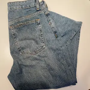 Jeans från Zara med snygga hål på knäna! Använda men i bra skick.