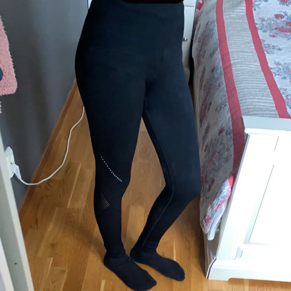 Säljer dessa Svarta trännings Tights från H&M i st xs. De e tajta men sköna när man fått på de💗. Jeans & Byxor.