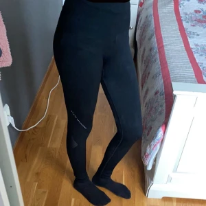 Svarta Trännings Tights - Säljer dessa Svarta trännings Tights från H&M i st xs. De e tajta men sköna när man fått på de💗