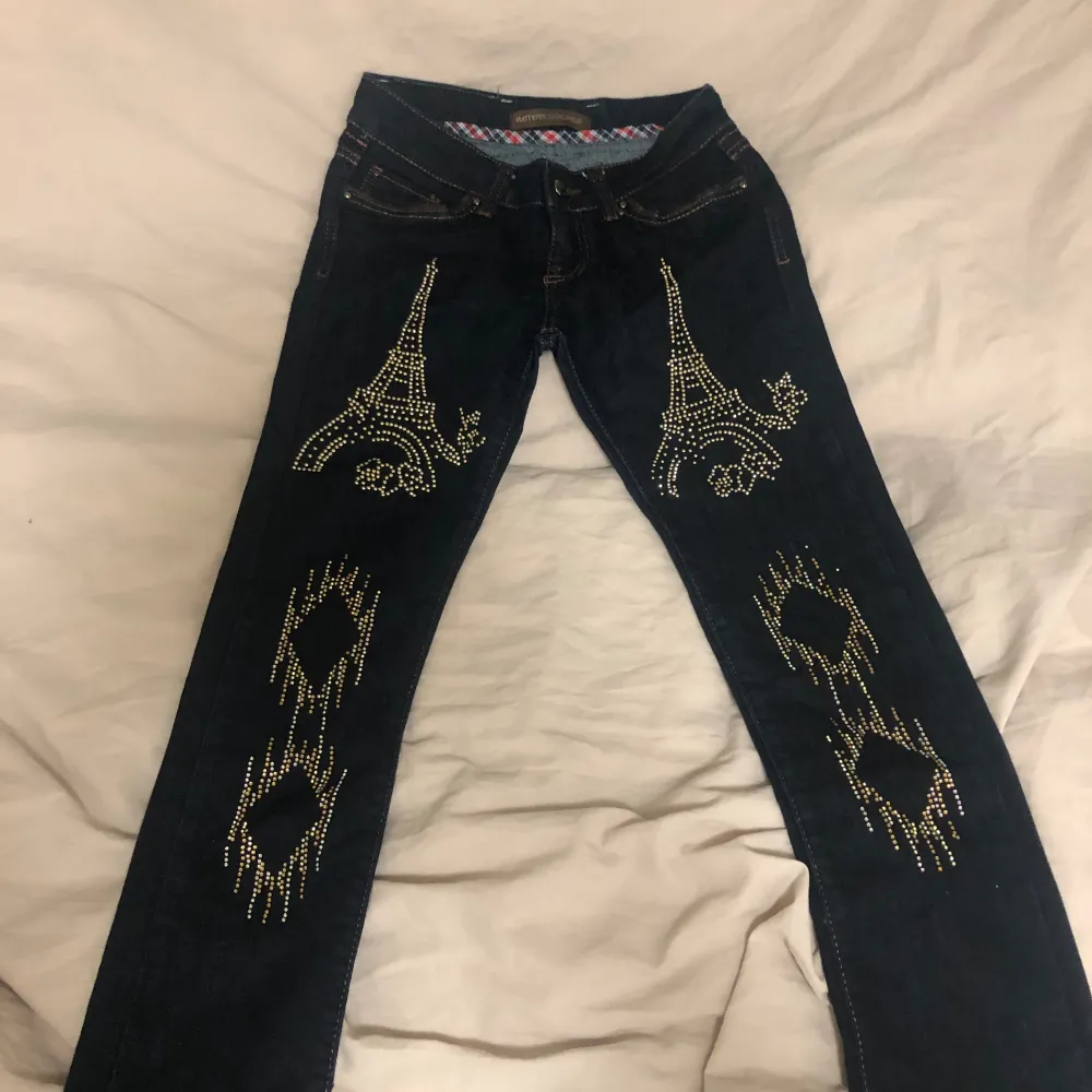 Ett par fina vintage jeans med paljetter, i väldigt fint skick!🩷. Jeans & Byxor.