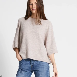 Stickad tröja - Säljer denna populära kortärmade tröja ifrån lager 157. Aldrig använd (dock ingen lapp kvar) Helt slutsåld på hemsidan💓 Skriv privat för fler bilder!