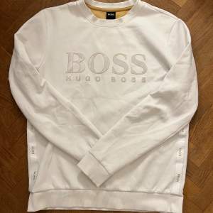 Väldigt fin vit Hugo Boss tröja med guldiga detaljer storlek M  Knappt använd endast fåtal gånger