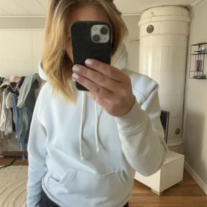 Vit hoodie  - Snygg vit hoodie ifrån bikbok🤍