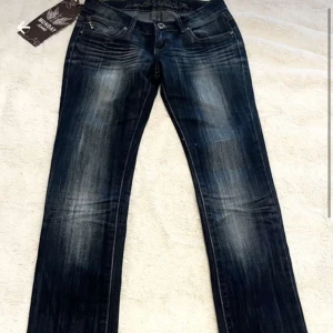 Lågmidjade jeans - Lågmidjade jeans. Midjemått 36cm (72cm runt hela midjan) och innerbenslängd cirka 81cm❤️ prislapp kvar på jeansen! Skicka gärna prisförslag!