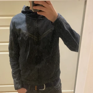 Nike tech svart - En vanlig Nike tech storlek 147-158 liten repa på vänster sida men inte värsta 