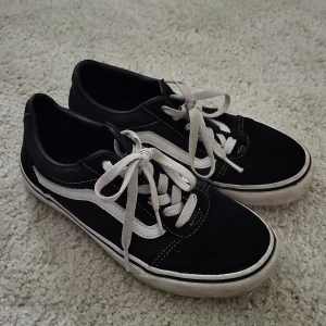 Vans skor - Säljer de här vans skorna i fint skick och säljer pågrund av ingen användning längre
