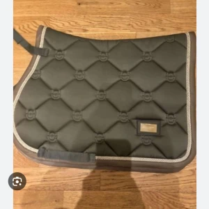 Es schabrak - Equestrian Stockholm schabrak gammal modell. Golden olive. Hoppmodell storlek Full. Skriv vid fårgor eller fler bilder!