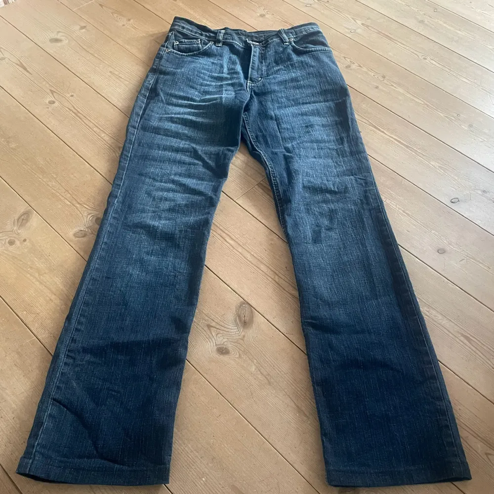 bra skick lågmidjade victoria beckham jeans köpt här på plick, midja 35cm tvärsöver. Jeans & Byxor.