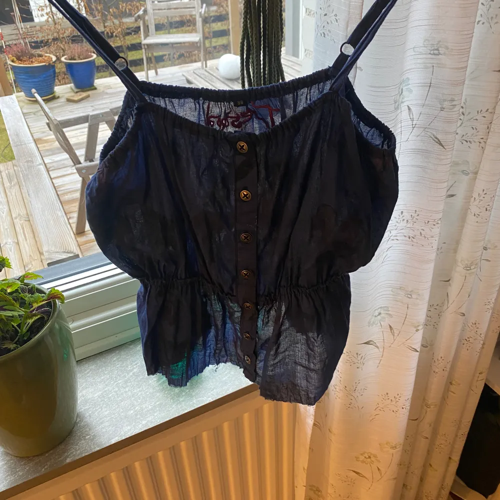 Blått linne från Desigual🤍super sött för sommaren i Storlek 38🤍säljer då den inte kommer till andvändning längre🤍. Yläosat.