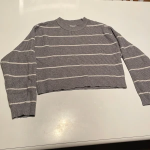 Stickad tröja från Zara  - Tröjan är i mycket bra skick och är nästan helt oanvänd, är stor i storleken så den är som en S ungefär🫶🏼 köpte den för 279 kr 