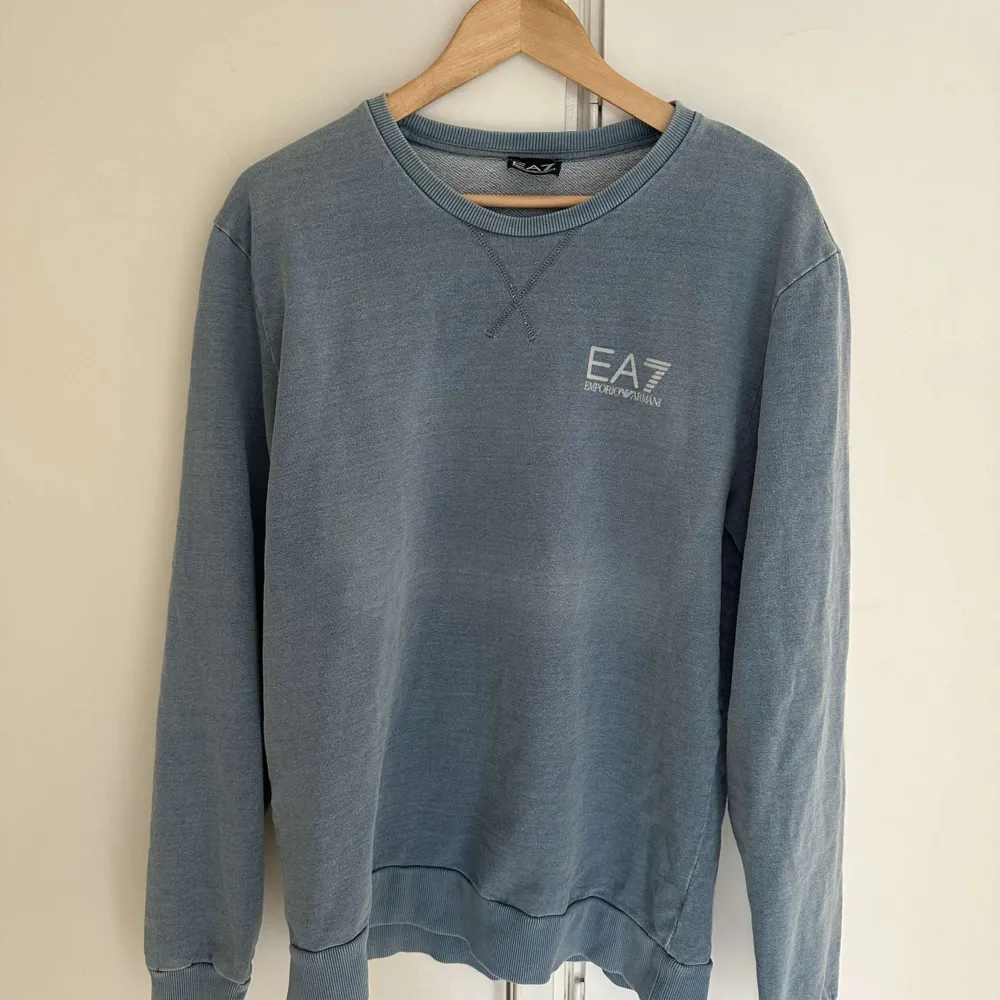 Snygg EA7 tröja. Snygg färg och design blå färg av något slag. Strl L. Tröjor & Koftor.