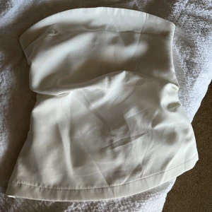 Tubtopp  - En längre tubtopp, figursydd  Säljer pga för liten runt bysten Frakt ingår ej!