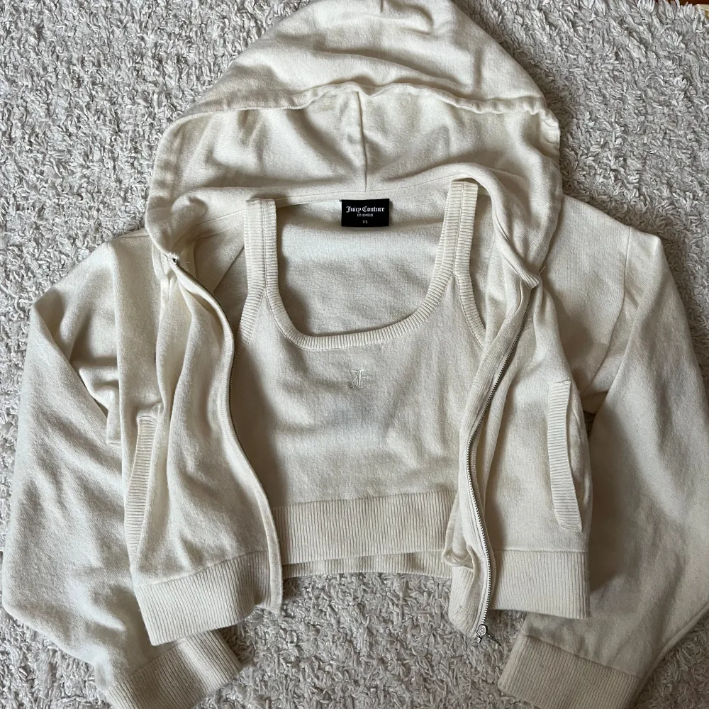En Juicy Couture tröja med zip och en matchande topp till i vit/ beige färg. Säljer som ett sett. Använd få gånger. . Tröjor & Koftor.