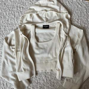 En Juicy Couture tröja med zip och en matchande topp till i vit/ beige färg. Säljer som ett sett. Använd få gånger. 