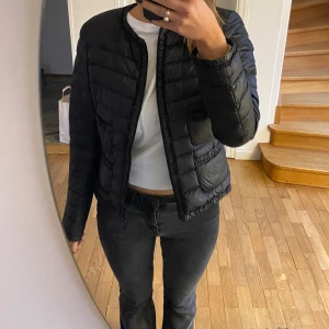 Moncler jacka!  - Säljer min så fina jacka från moncler för att jag har tröttnat på den! Äkta såklart, den är i superbra skick och perfekt nu till våren. Den är svart och inte mörkblå!! Skriv för fler bilder
