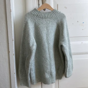 Ljusgrön stickad tröja - Ljusgrön tröja från Zara Storlek 152  Bra skick, använd runt tre gånger💓