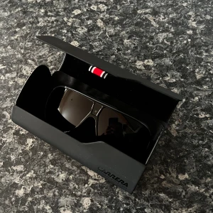 Carrera solglasögon - Riktigt schyssta glajjor från Carrera. Extremt bra skick och knappt använda. Priset går väl att diskutera om affären går fort. Nypris 1800