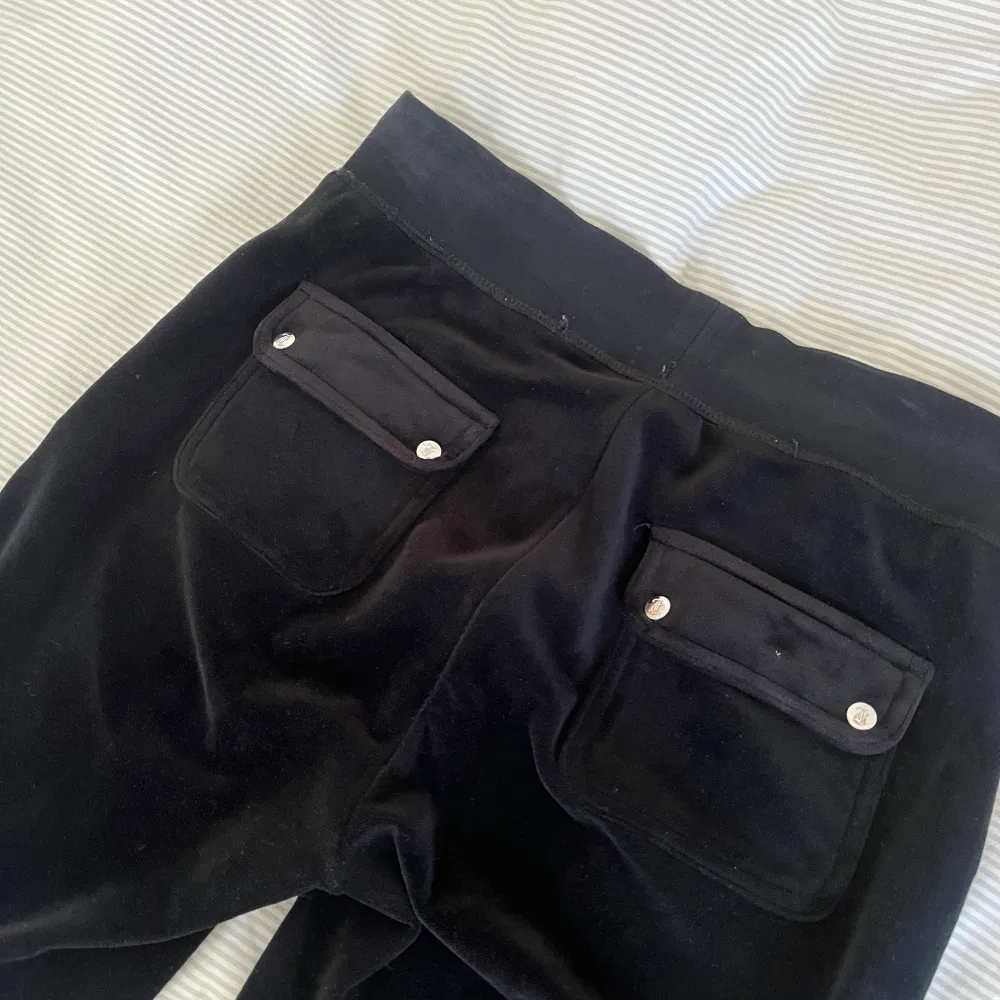 Säljer mina svarta juicy couture byxor. Så fina utan defekter! Köptes 2022. Nypris 1200kr💞. Jeans & Byxor.