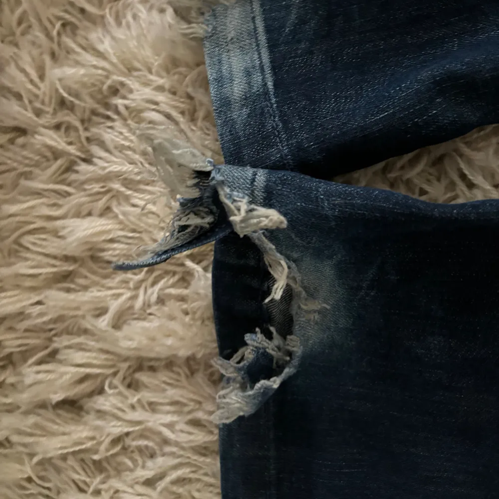 Supersnygga lowwaist jeans mörkblå. Slitna längst ner där bak men väldigt långa så jag som är 165 hade lätt kunnat sy upp de o ta bort defekten!. Jeans & Byxor.