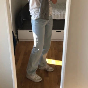 H&M 90s straight jeans - Stödjer mina jeans från H&M då de ej kommer till användning längre. Har världens minsta hål bak (se sista bilden) men det syns knappt och är inget man tänker på. Storlek: 36 men passar även 38.  Hör av er vid frågor / funderingar 🤗