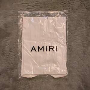 Säljer denna otroligt fina Amiri t-shirten som är helt ny endast testad. Säljer den eftersom den tyvärr inte passade mig.