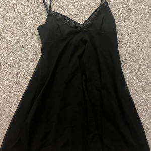 Klänning - Fin klänning från märket sisters. Bra skick!