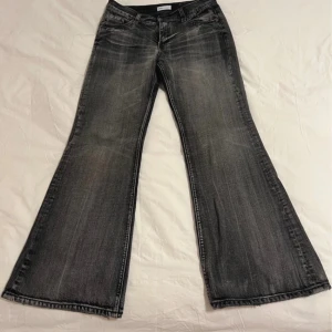 Zara flare jeans - Så balla jeans från zara! Sitter perfekt på mig som är 170 cm lång😍🌸🧚🏻‍♂️Använt fåtal gånger!! 