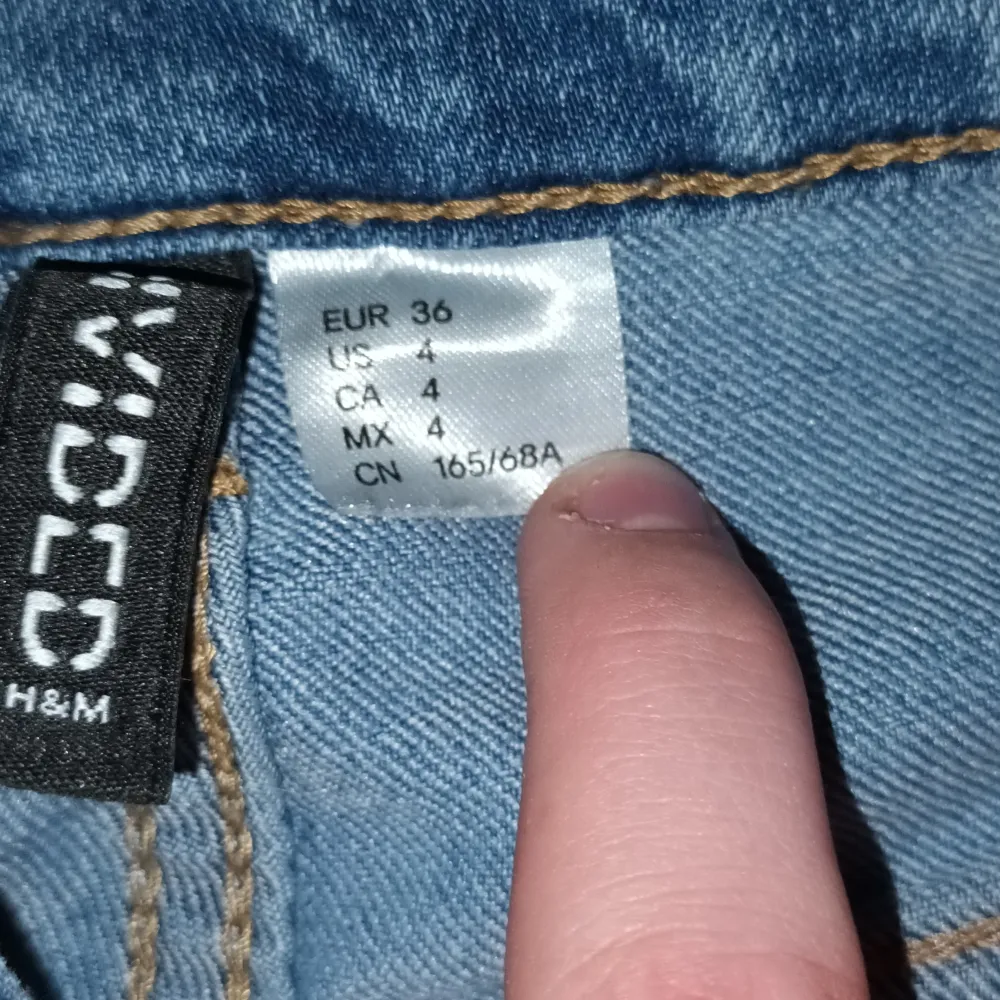 Använd några gånger, säljs pga används knappt😊 pris på frakten beror på vart den ska levereras 👍🏻. Jeans & Byxor.