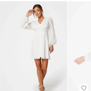 Studentklänning - Jättefin blommig klänning perfekt till studenten! Från bubbleroom där den också är slutsåld. Aldrig använd, prislapp kvar. Säljer då jag hittat en annan studentklänning 