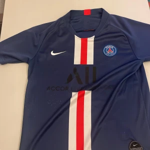 Psg tröja - Hej säljer en psg tröja från 19/20 det är inte i så bra skick men den funkar 