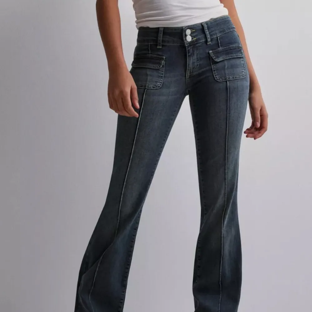Säljer dessa low waist boot cut jeansen från Nelly i storlek 36, jätte fint skick💕. Jeans & Byxor.