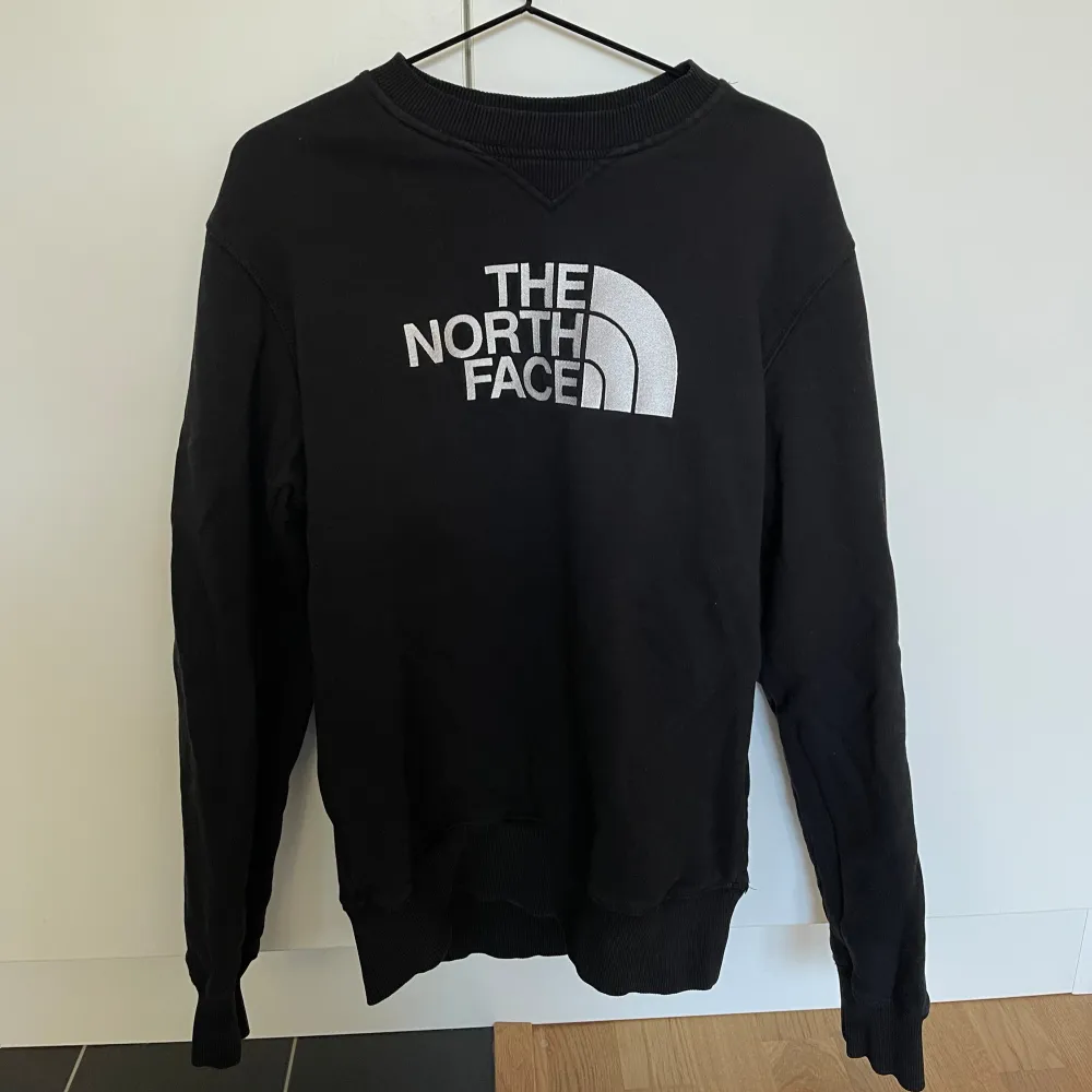 The North Face Sweatshirt. Använd enstaka gånger och tvättad enligt skötselråd.  Passar: S/M Skick: 9:10. Tröjor & Koftor.