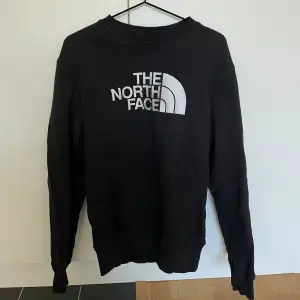 The North Face Sweatshirt. Använd enstaka gånger och tvättad enligt skötselråd.  Passar: S/M Skick: 9:10