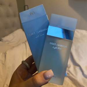 Light blue från dolce & Gabbana 50 ml.  En oanvänd citrus parfym , fräsch till sommaren . Aldrig använd . Nypris ca 400-500kr. 