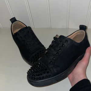 Christian Loubutin skor - Ett par fräscha Loubutin skor som är perfekta till våren🌼 om du har några frågor eller önskarmål om fler bilder är det bara att glida in i DM😁