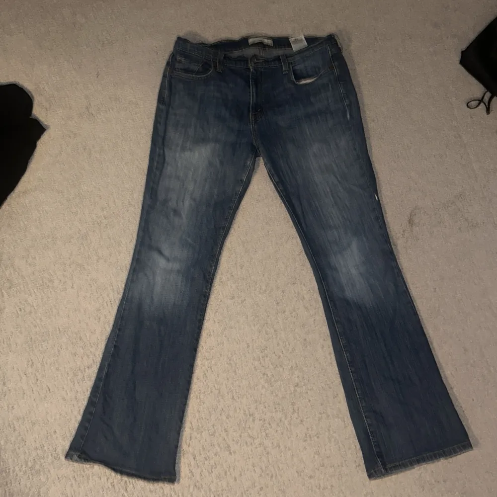 lågmidjade 515 levi’s bootcut jeans. Köpta på beyond retro.. Jeans & Byxor.