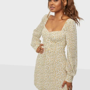 Adoore klänning  - Säljer min jättefina adoore klänning som är använd två gånger. Den är i jättefint skick/ som ny. Den är i storlek 36 men passar 34 och 38 då man kan spänna den på magen med snörena. 