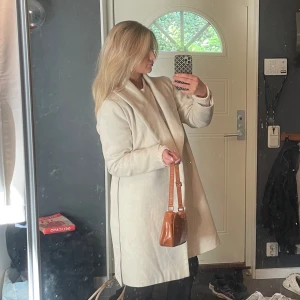 Beige kappa - Jättefin ljusbeige kappa! Säljer på grund av att den inte kommer till användning så mycket, fint skick! Storlek XS men passar mig som är mer S. 