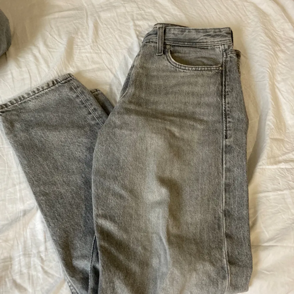 säljer mina jack&jones jeans i storlek 28/30. sparsamt använda. kp för fler bilder. . Jeans & Byxor.