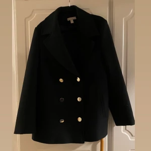 kappa - Hej säljer en svart kappa med guld knappar, jättefin men kommer verkligen inte till användning. Den är oversize hade passat bra för en utekväll✨