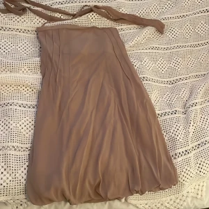 Midi kjol från Nygårdsanna - Säljer denna superfina kjolen från nygårdsanna då jag tyvärr inte riktigt passar i den💕 perfekt till i sommar💕 använd 1-2 gånger och inga defekter💕köpt för 2300 og💕