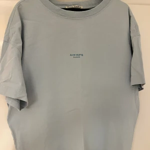 Acne Studios T-Shirt - Ljusblå Acne Studios T-shirt i oversized fit. Sjukt snygg färg. Mycket gott skick, endast använd ett fåtal gånger.