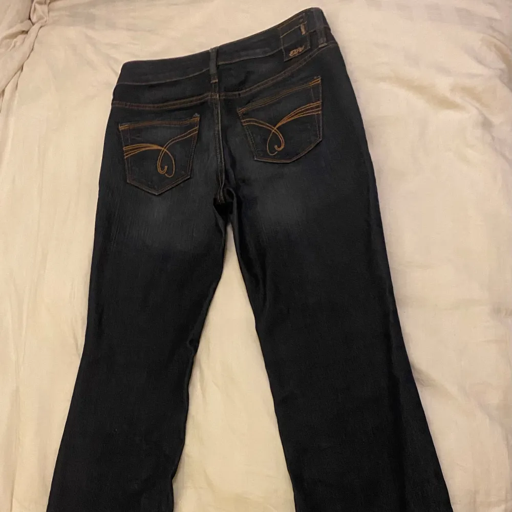 Är ett par Esprit jeans i bootcut. Är bara använda några få gånger. ❤️💙. Jeans & Byxor.